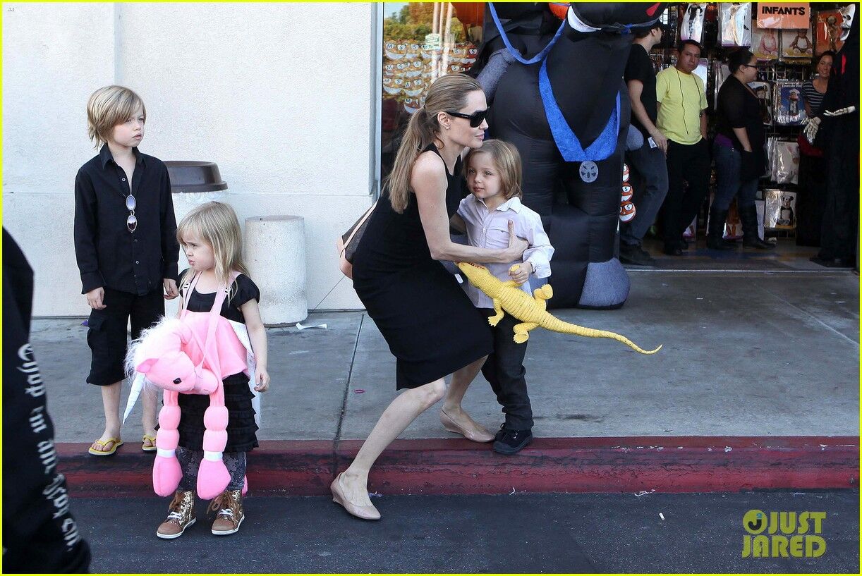 Анджелина Джоли купила детям костюмы к Хэллоуину. Фото