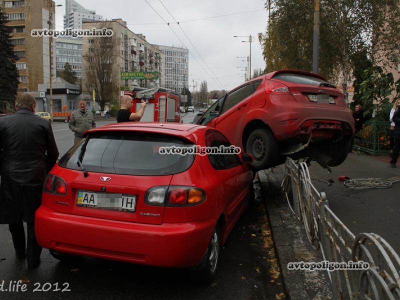 ДТП в Киеве: крупная авария у избирательного участка 