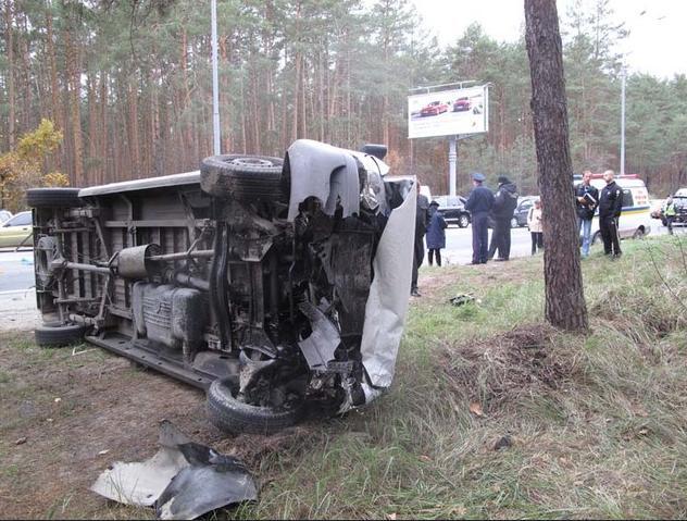Под Киевом перевернулась маршрутка с людьми