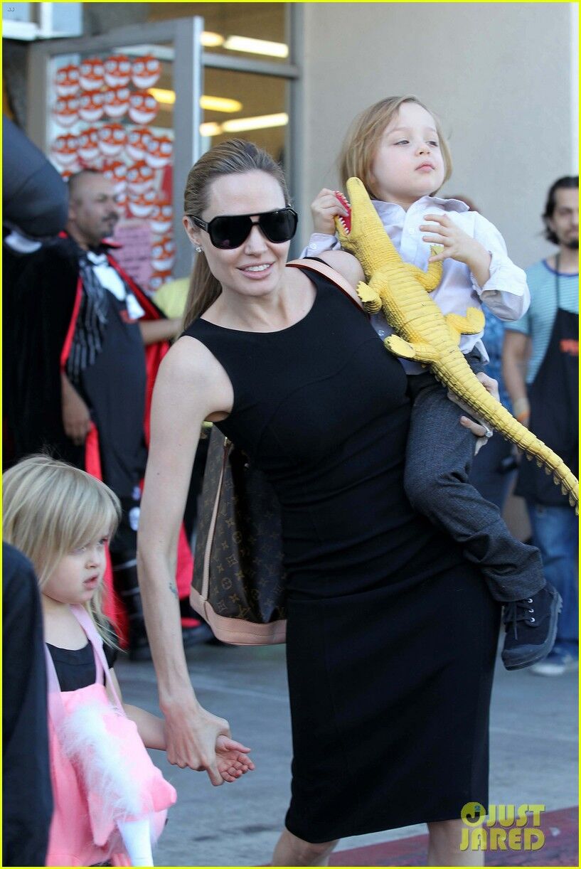 Анджелина Джоли купила детям костюмы к Хэллоуину. Фото