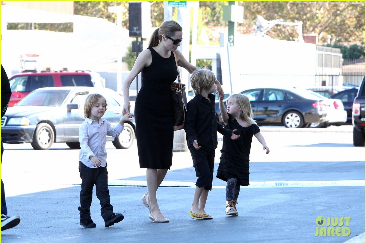 Анджелина Джоли купила детям костюмы к Хэллоуину. Фото