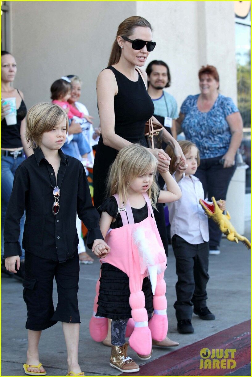 Анджелина Джоли купила детям костюмы к Хэллоуину. Фото