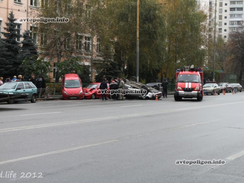 ДТП в Киеве: крупная авария у избирательного участка 