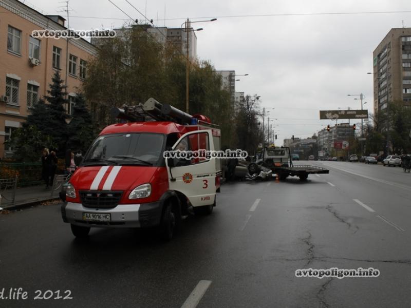 ДТП в Киеве: крупная авария у избирательного участка 