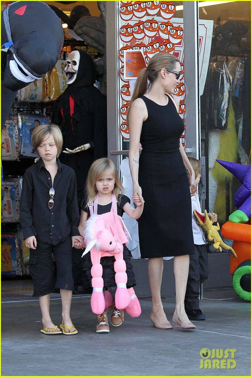 Анджелина Джоли купила детям костюмы к Хэллоуину. Фото