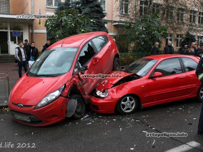 ДТП в Киеве: крупная авария у избирательного участка 