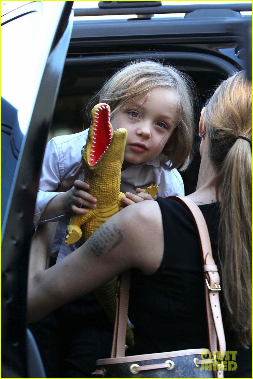 Анджелина Джоли купила детям костюмы к Хэллоуину. Фото