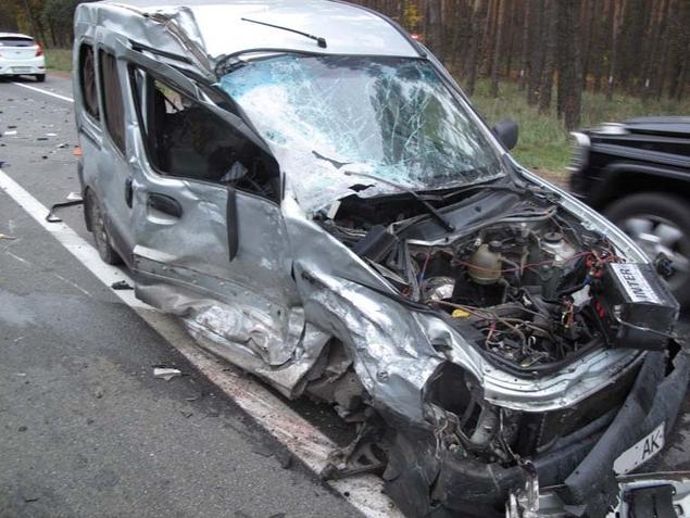 Под Киевом перевернулась маршрутка с людьми