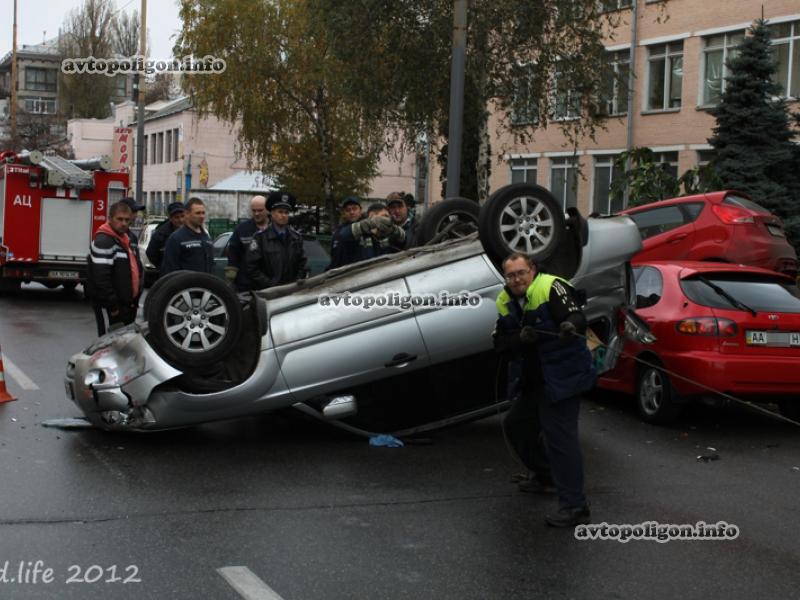ДТП в Киеве: крупная авария у избирательного участка 