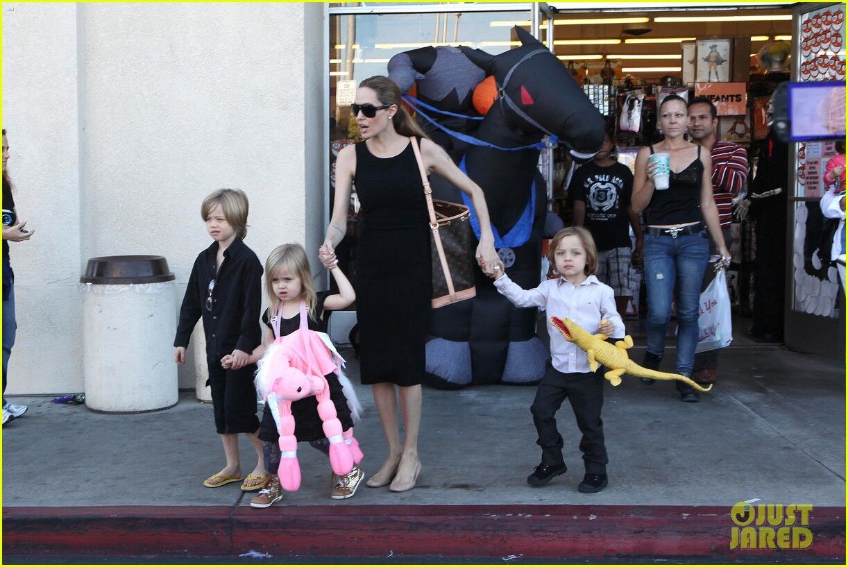 Анджелина Джоли купила детям костюмы к Хэллоуину. Фото