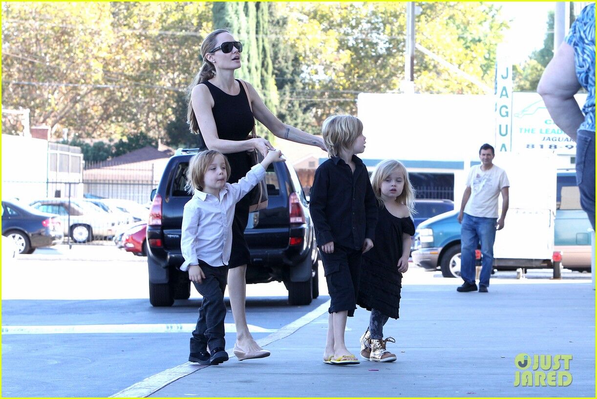 Анджелина Джоли купила детям костюмы к Хэллоуину. Фото