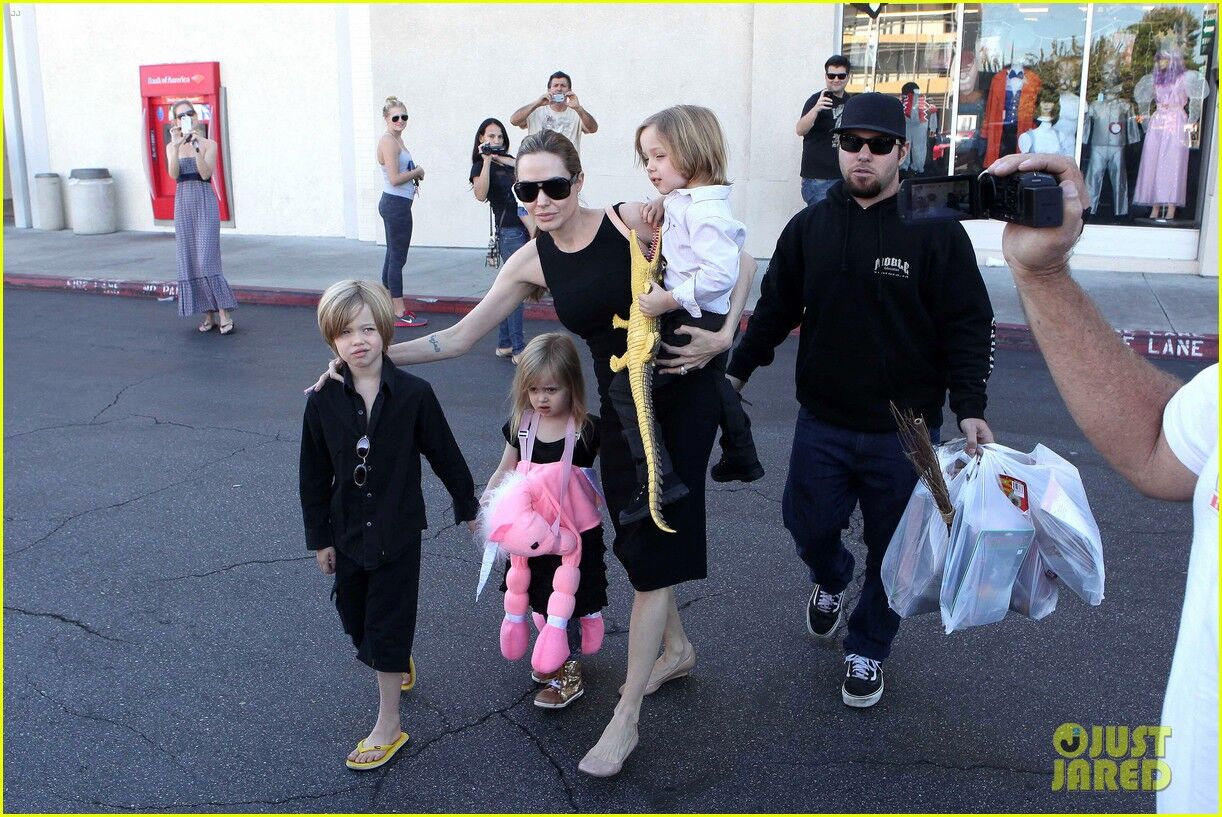 Анджелина Джоли купила детям костюмы к Хэллоуину. Фото