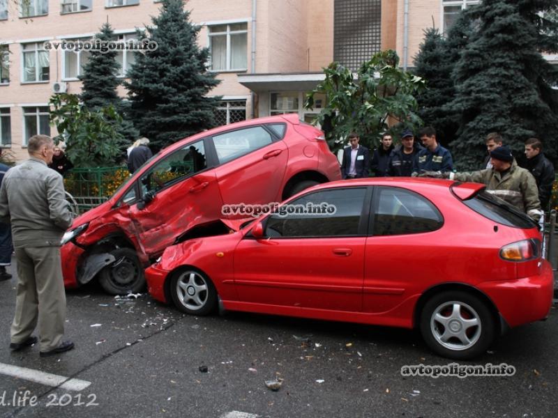ДТП в Киеве: крупная авария у избирательного участка 