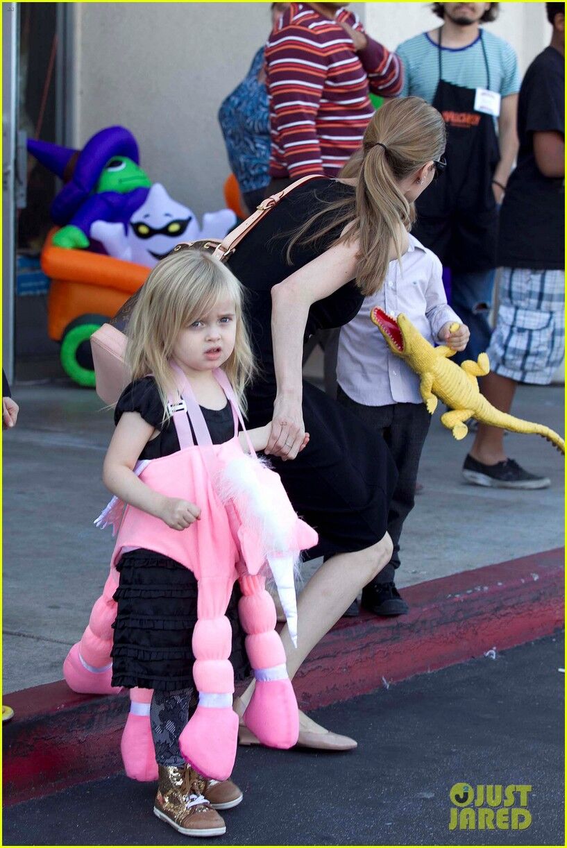 Анджелина Джоли купила детям костюмы к Хэллоуину. Фото