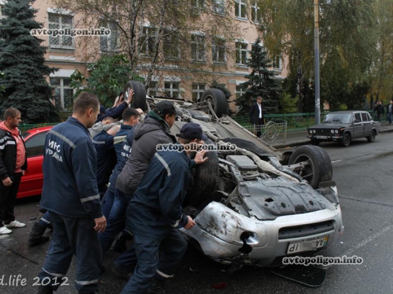 ДТП в Киеве: крупная авария у избирательного участка 