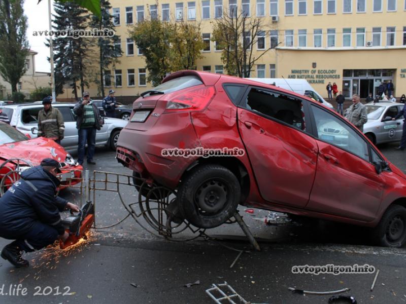 ДТП в Киеве: крупная авария у избирательного участка 
