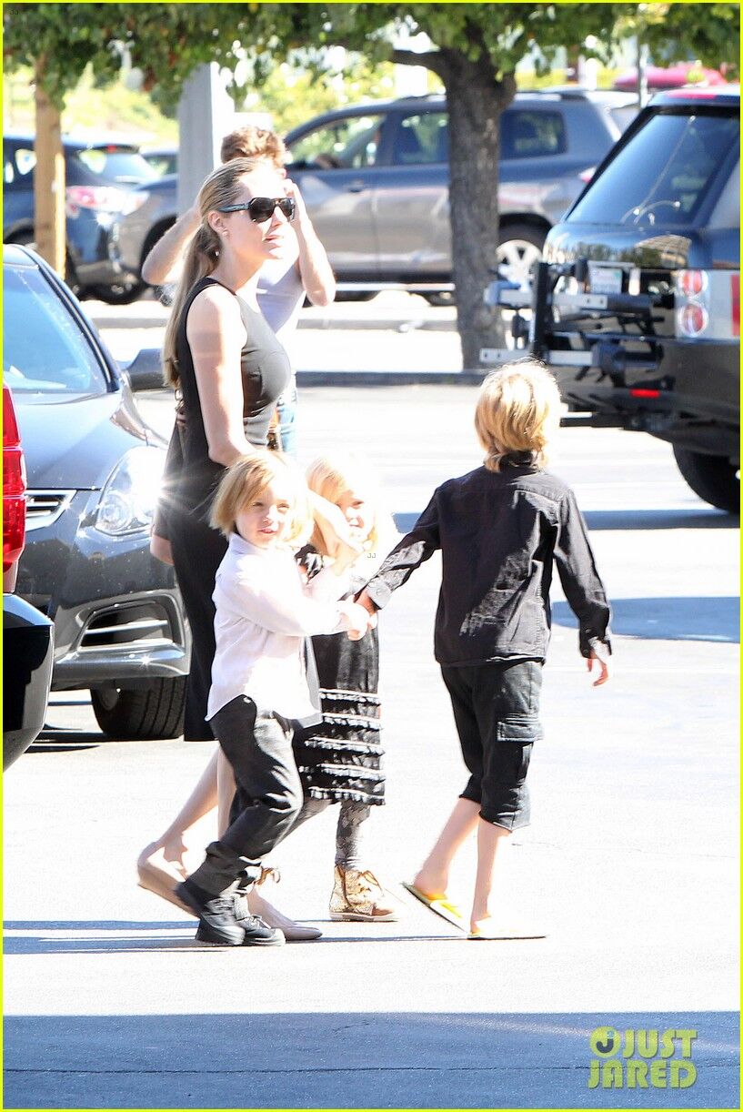 Анджелина Джоли купила детям костюмы к Хэллоуину. Фото