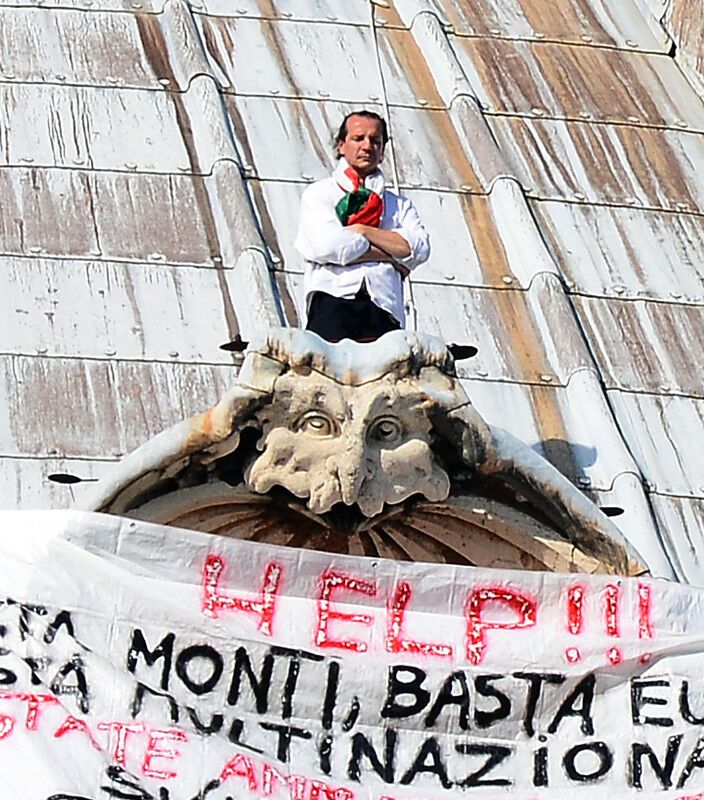 В знак протеста итальянец уже сутки сидит на куполе собора Святого Петра