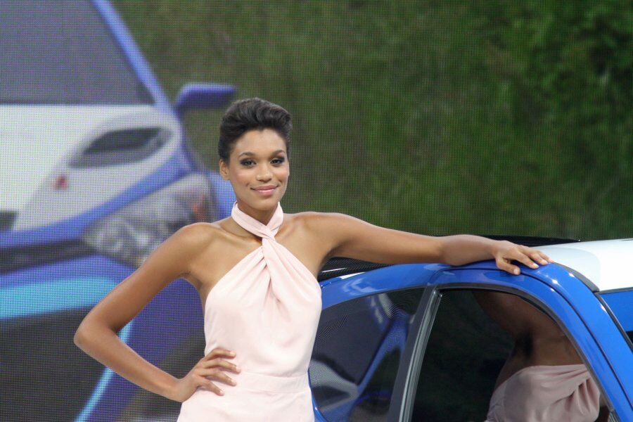 Красивые француженки на парижском автосалоне. Фото  