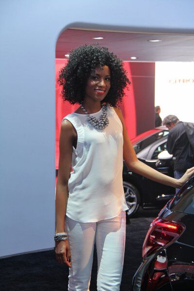 Красивые француженки на парижском автосалоне. Фото  