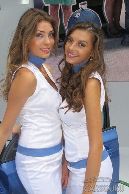 Красивые француженки на парижском автосалоне. Фото  