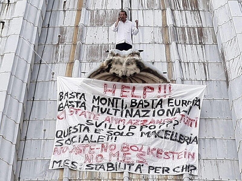 На знак протесту італієць вже добу сидить на куполі собору Святого Петра