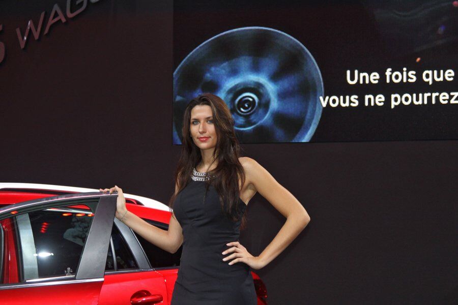 Красивые француженки на парижском автосалоне. Фото  