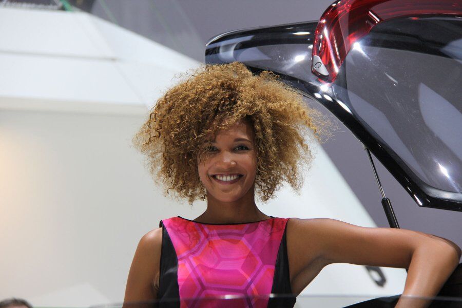 Красивые француженки на парижском автосалоне. Фото  