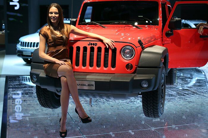 Красивые француженки на парижском автосалоне. Фото  