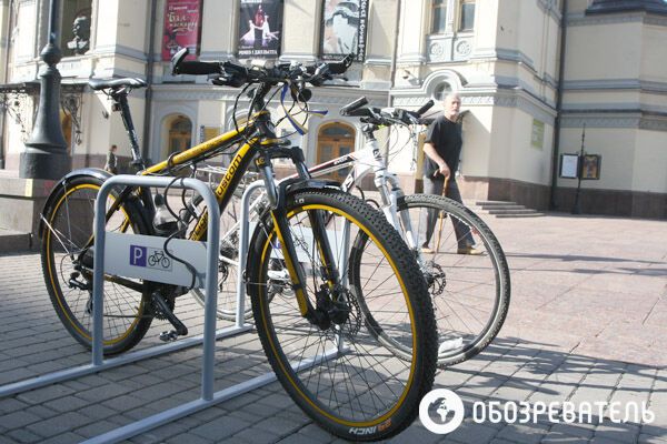 Возле киевской оперы не могли установить велопарковку из-за джипа