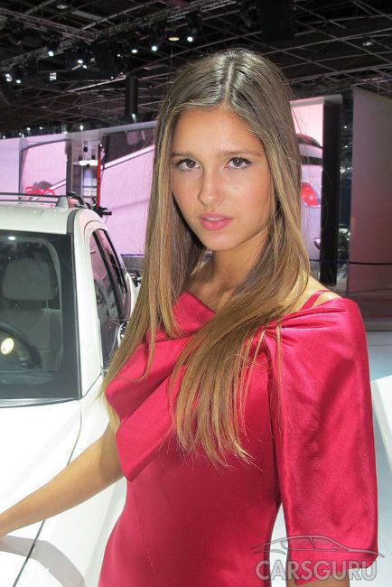 Красивые француженки на парижском автосалоне. Фото  