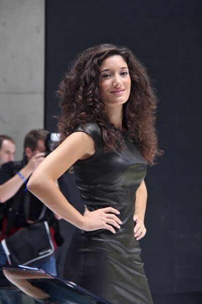 Красивые француженки на парижском автосалоне. Фото  