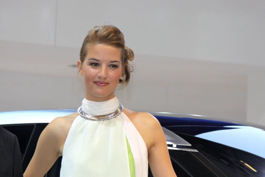 Красивые француженки на парижском автосалоне. Фото  