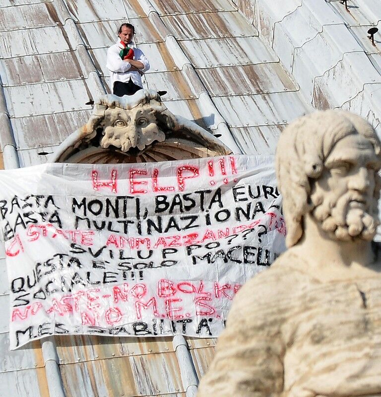 В знак протеста итальянец уже сутки сидит на куполе собора Святого Петра