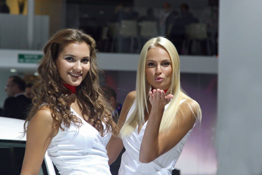 Красивые француженки на парижском автосалоне. Фото  