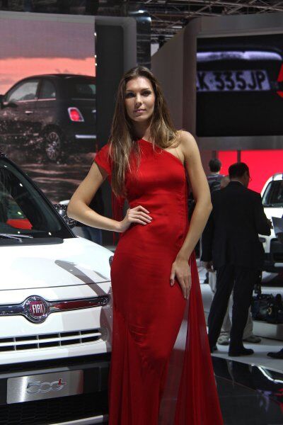 Красивые француженки на парижском автосалоне. Фото  