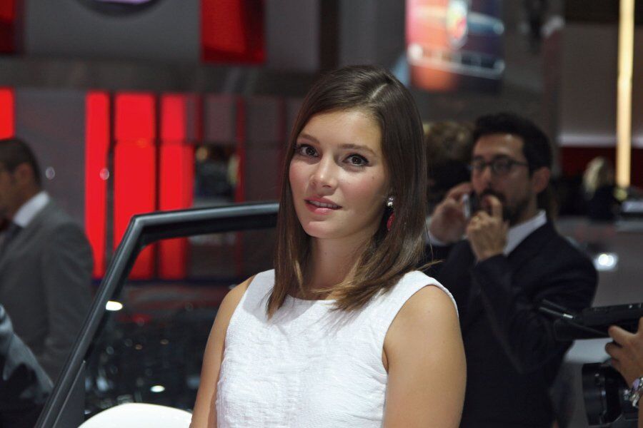 Красивые француженки на парижском автосалоне. Фото  