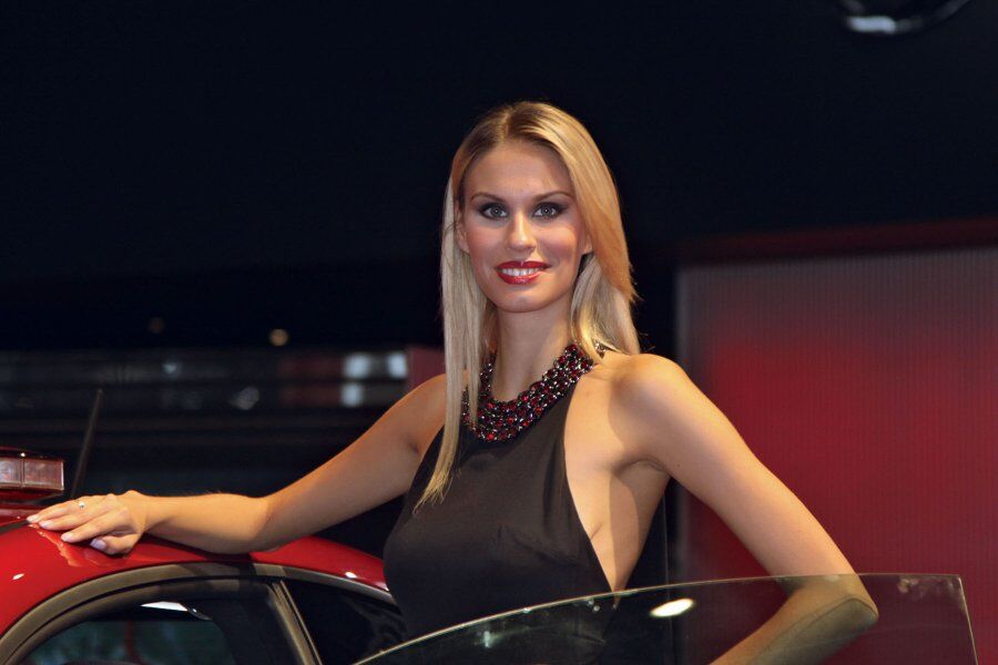 Красивые француженки на парижском автосалоне. Фото  