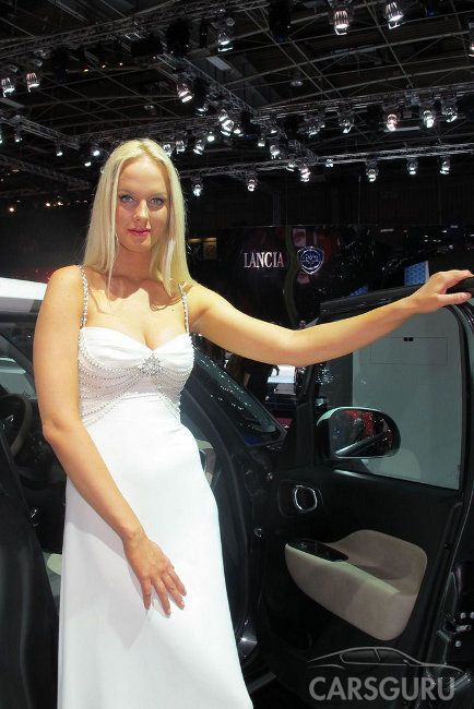 Красивые француженки на парижском автосалоне. Фото  