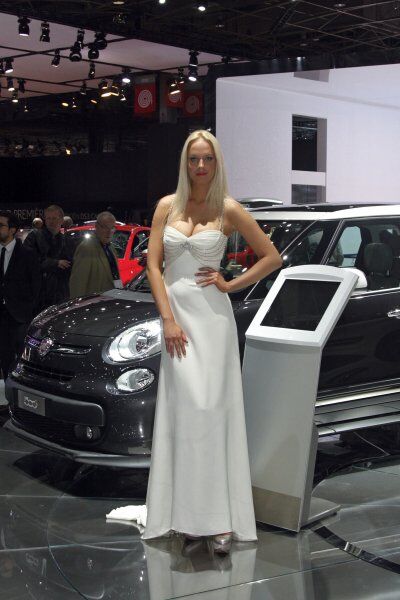 Красивые француженки на парижском автосалоне. Фото  