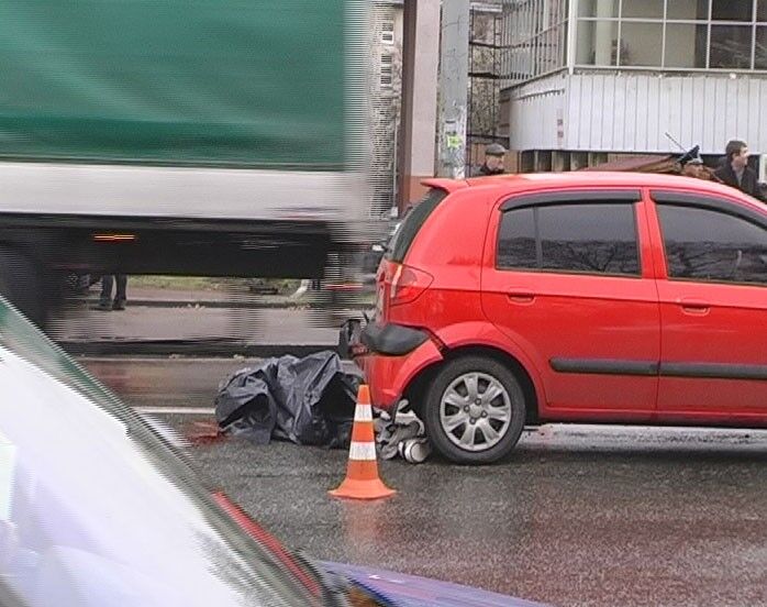 ДТП в Киеве: на мокрой дороге погиб мотоциклист. Фото