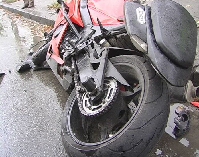 ДТП в Киеве: на мокрой дороге погиб мотоциклист. Фото