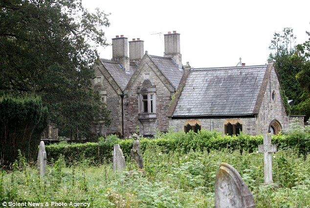Дом на кладбище построила британская семья