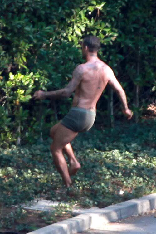 Бекхэм бегал в трусах по городу для H&M. Фото