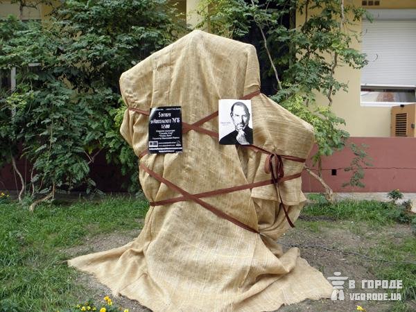 В Одесі відкрили пам'ятник Стіву Джобсу