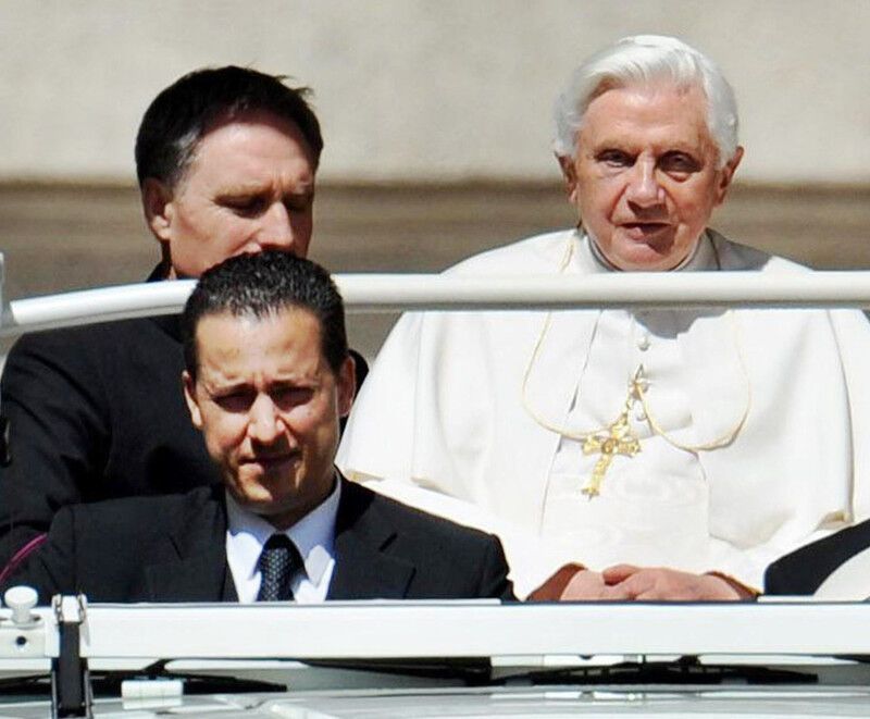Камердинер Папы Римского проведет полтора года в тюрьме