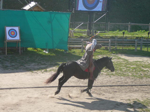 Турнир лучников в "Парке Киевская Русь": конные состязания и рыцарские сражения