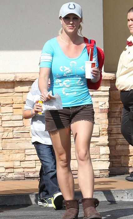 Бритни Спирс водит детей в фаст-фуд. Фото