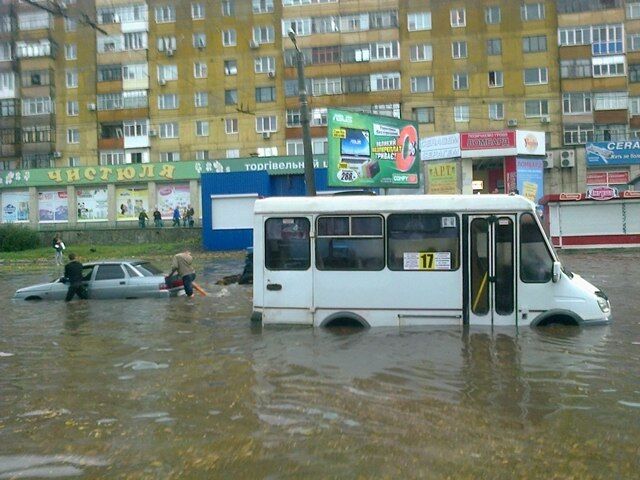 Как тонули автомобили в Кировограде. Фото. Видео   