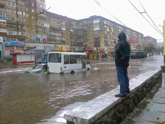 Как тонули автомобили в Кировограде. Фото. Видео   
